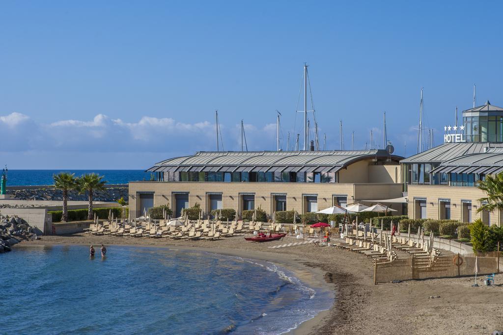 Hotel Riviera Dei Fiori サン・ロレンツォ・アル・マーレ エクステリア 写真